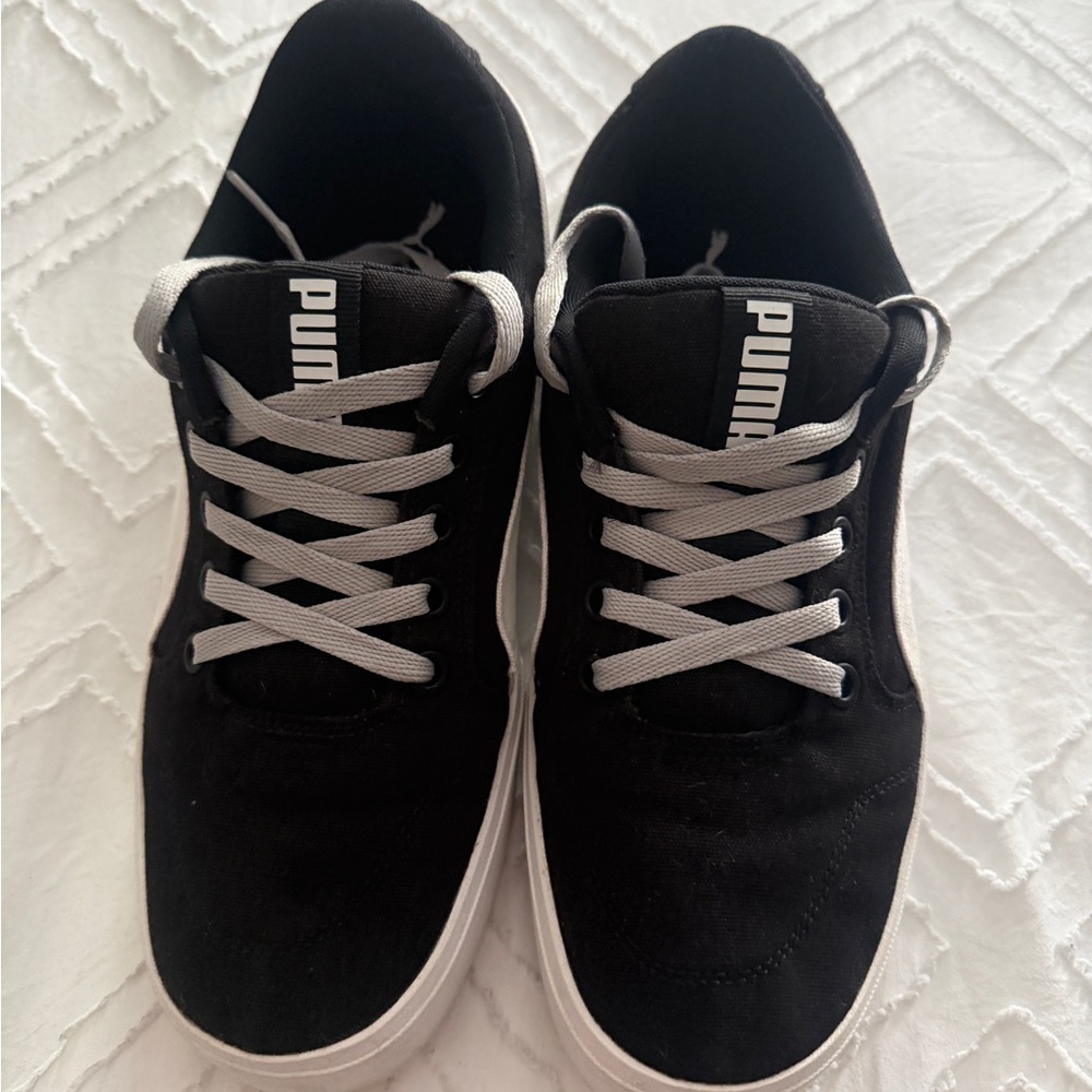 Puma Black Low-Top Sneakers with Light Gray Laces